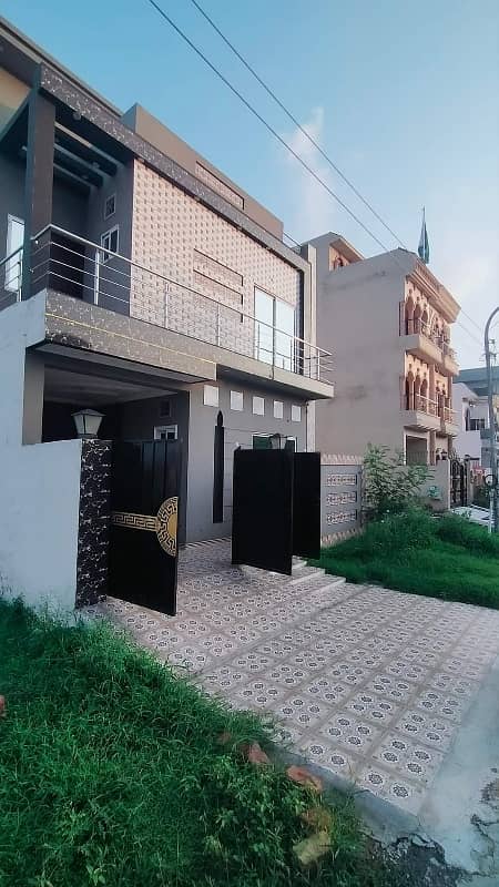 Central park AA block 5 Marla most likely house available for sale near tooo park ferozpur road. . 1