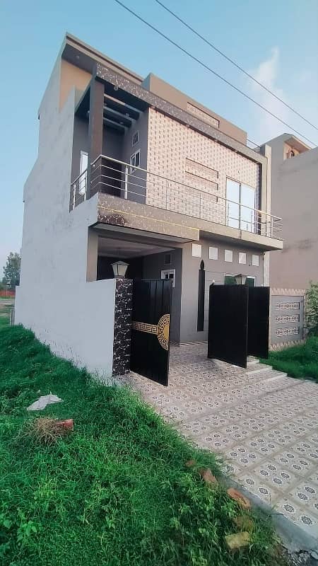 Central park AA block 5 Marla most likely house available for sale near tooo park ferozpur road. . 4