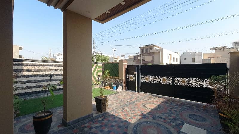 On Excellent Location 10 Marla House In Central Formanites Housing Scheme For Sale 5