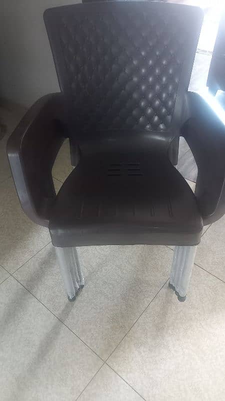 5 plastic chair's 1