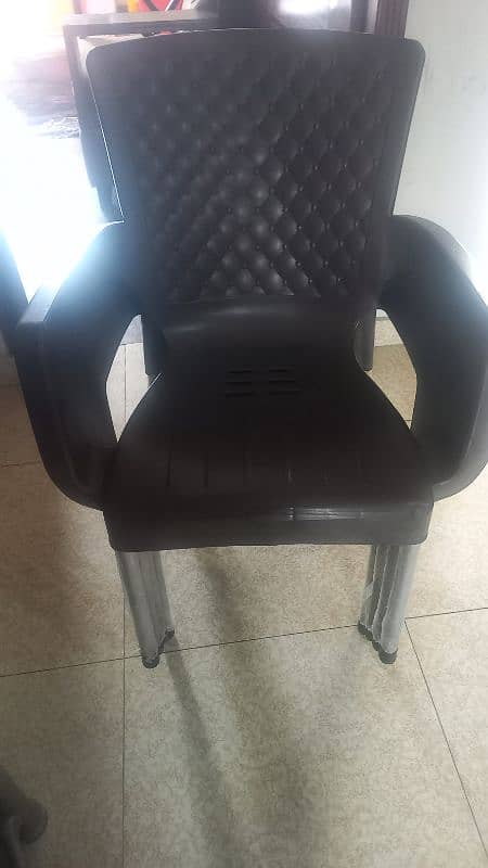 5 plastic chair's 2