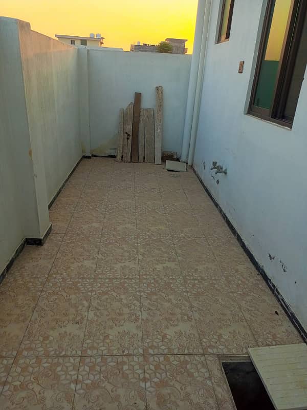 Upper portion house for rent. Location Usman block near haji gani street. 4