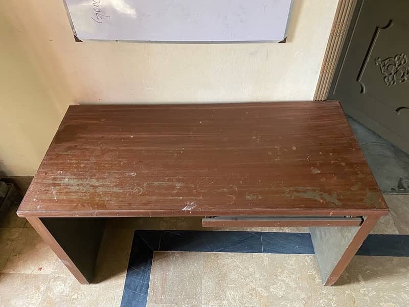 Wooden Study/Office Table in Good Condition 0