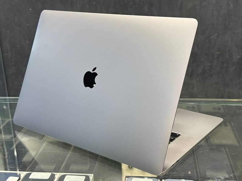 Macbook PRO 2019 Corei9 4gb graphics 2