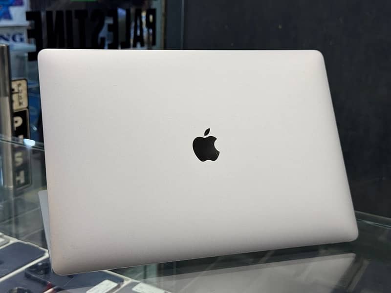 Macbook PRO 2019 Corei9 4gb graphics 3