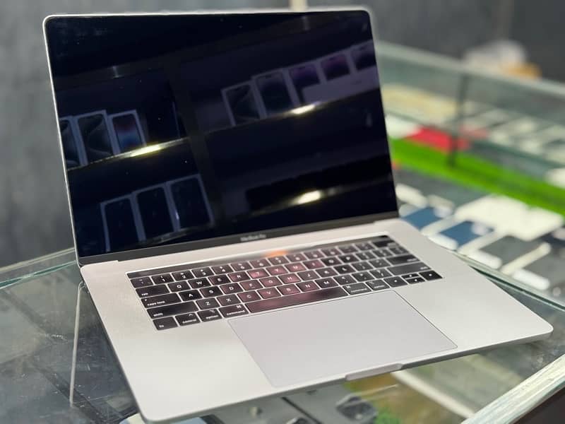 Macbook PRO 2019 Corei9 4gb graphics 4