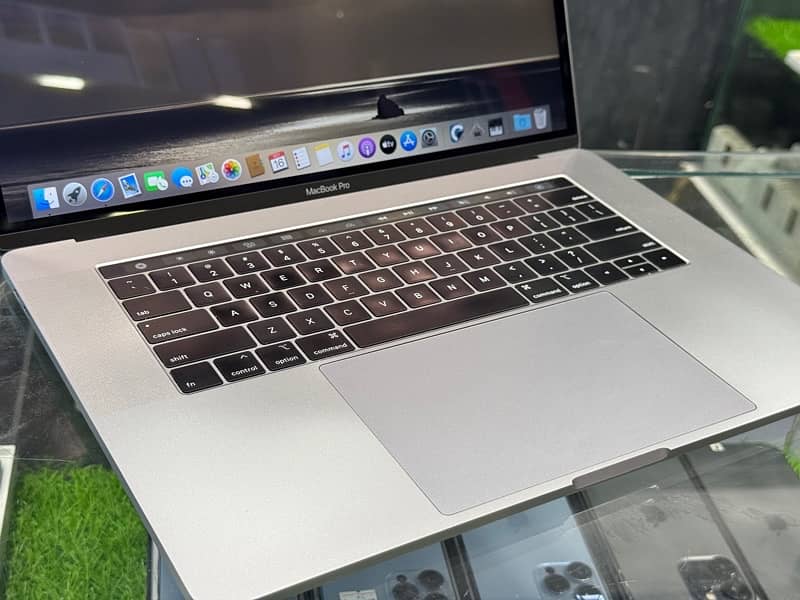 Macbook PRO 2019 Corei9 4gb graphics 6