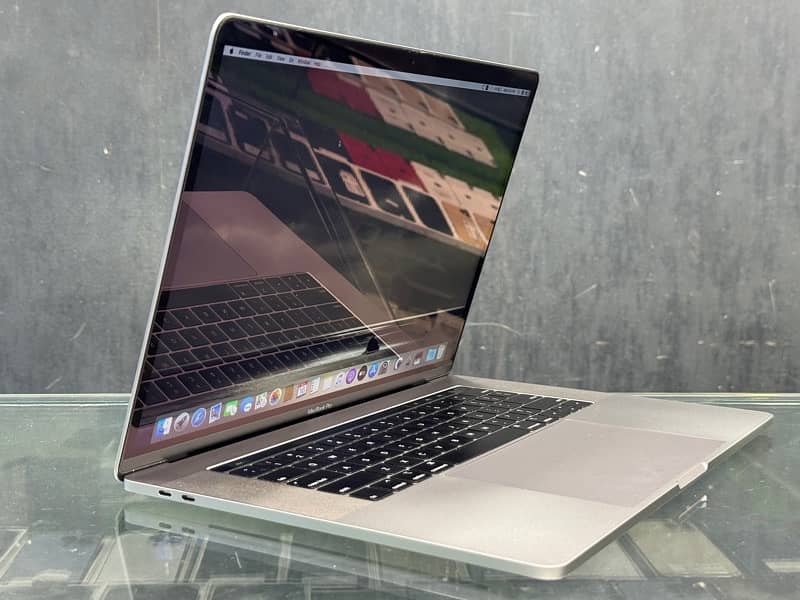 Macbook PRO 2019 Corei9 4gb graphics 7