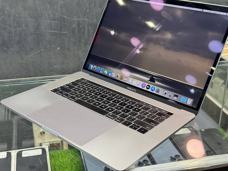 Macbook PRO 2019 Corei9 4gb graphics 8