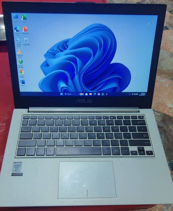 Laptop with charger Good battery time. 4