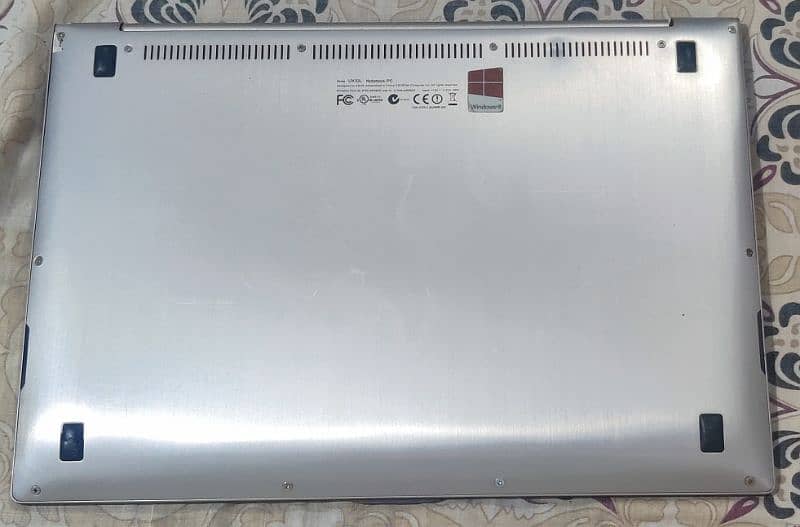 Laptop with charger Good battery time. 6