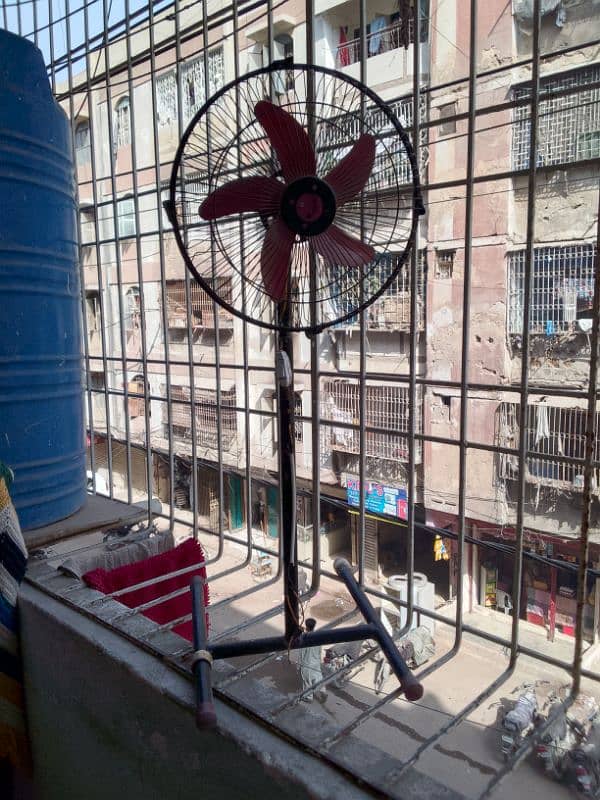 12 volt fan h betrry py chalega bht acha hai Tez speed hai 0