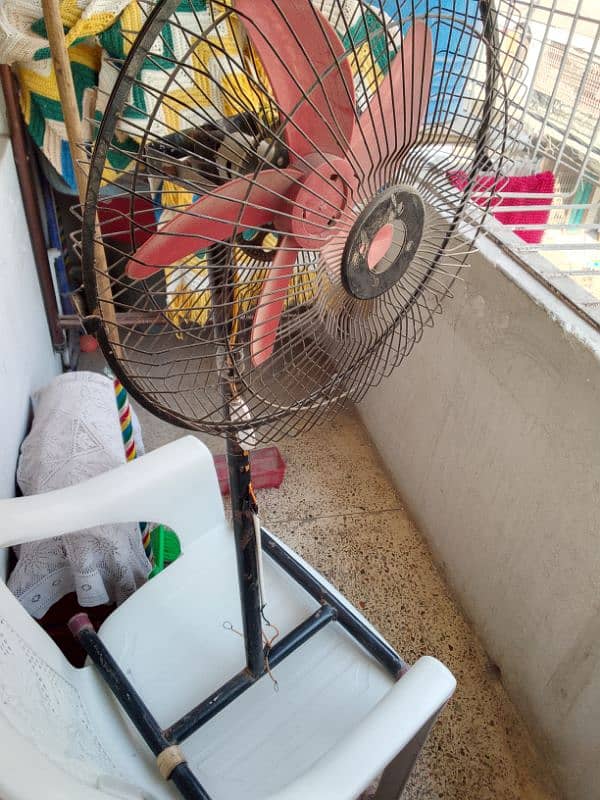 12 volt fan h betrry py chalega bht acha hai Tez speed hai 1