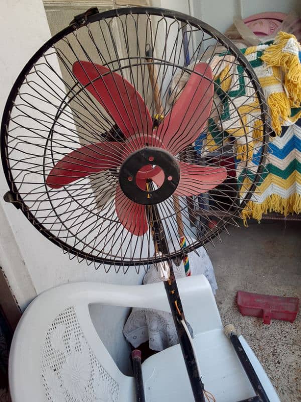 12 volt fan h betrry py chalega bht acha hai Tez speed hai 2