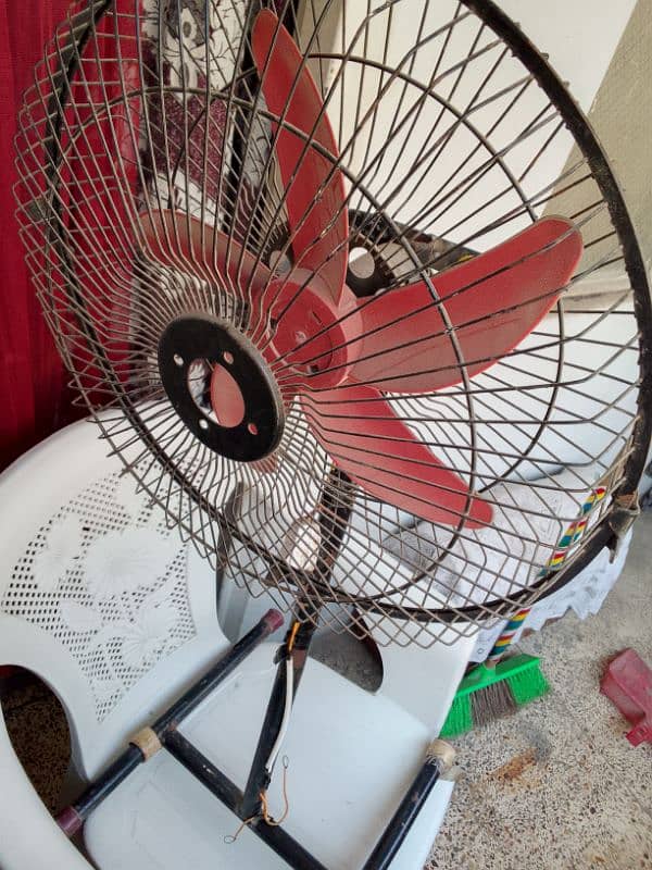 12 volt fan h betrry py chalega bht acha hai Tez speed hai 3