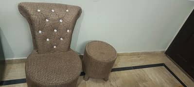 2 chairs 1 table bohat achi condition