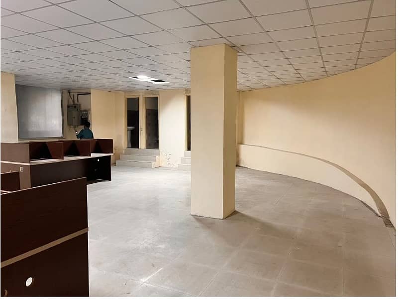 Area 1200 square Feet Brand New Corporation Office Available For Rent in Main Boulevard Road Gulberg 3 Lahore 0