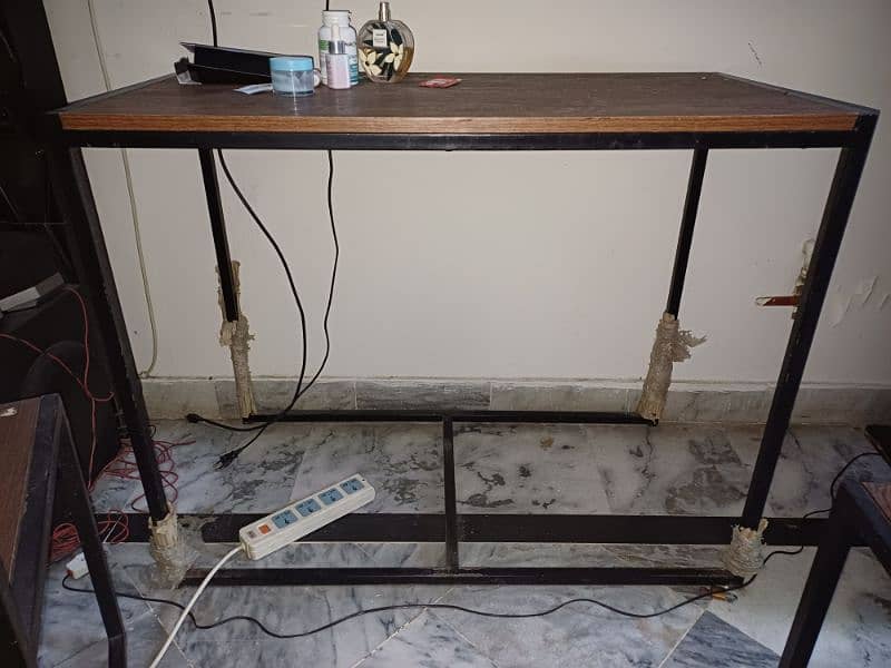 untouched study table in new condition 0