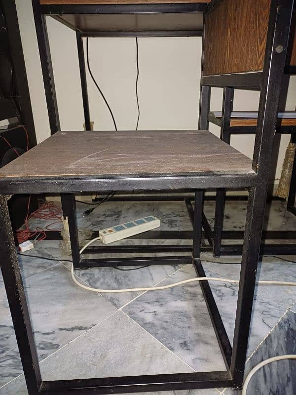 untouched study table in new condition 1