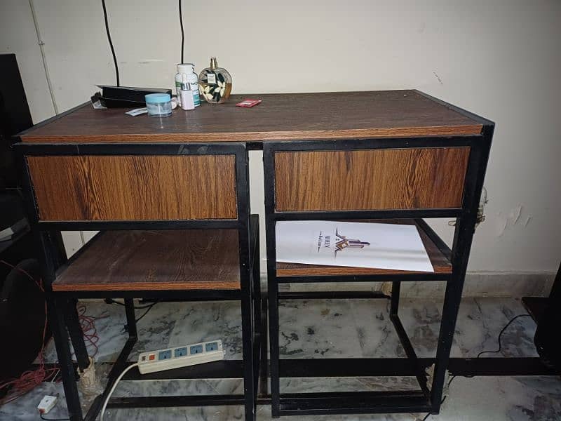 untouched study table in new condition 3