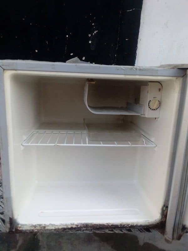 Small Kenwood Fridge 5