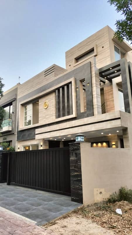 10 Marla House Is Available For Sale In Bahria Town Overseas B Block Lahore 0