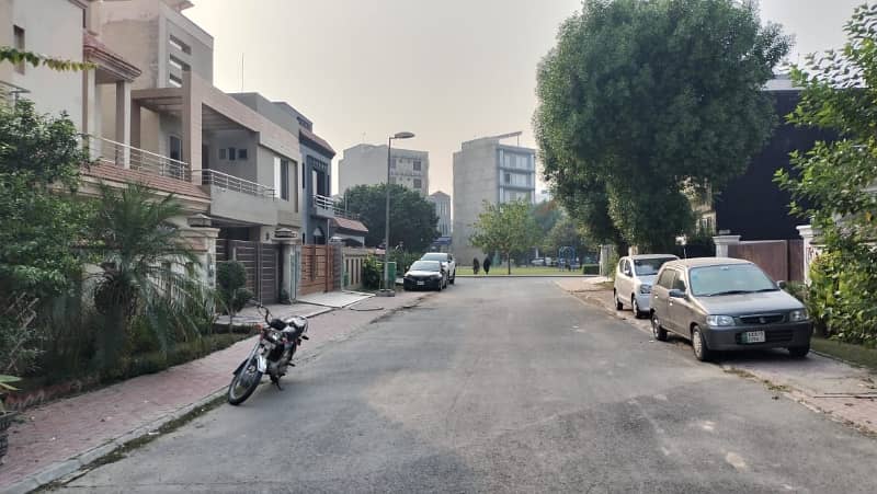 10 Marla House Is Available For Sale In Bahria Town Jasmine Block Lahore 2