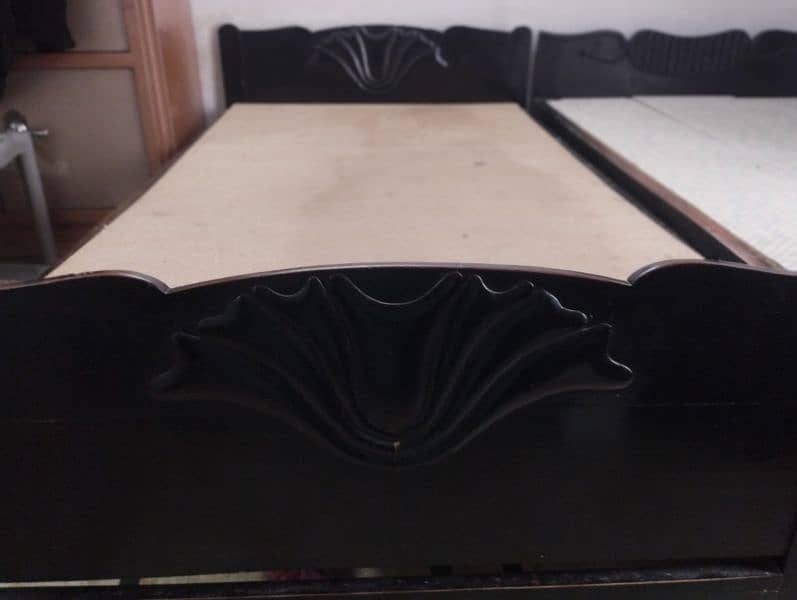 two beds in excellent condition of deyaar wood 0