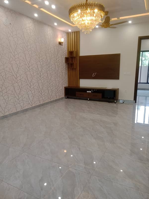 10 Marla House For Sale In Hussain Block Facing Park Bahria Town 11