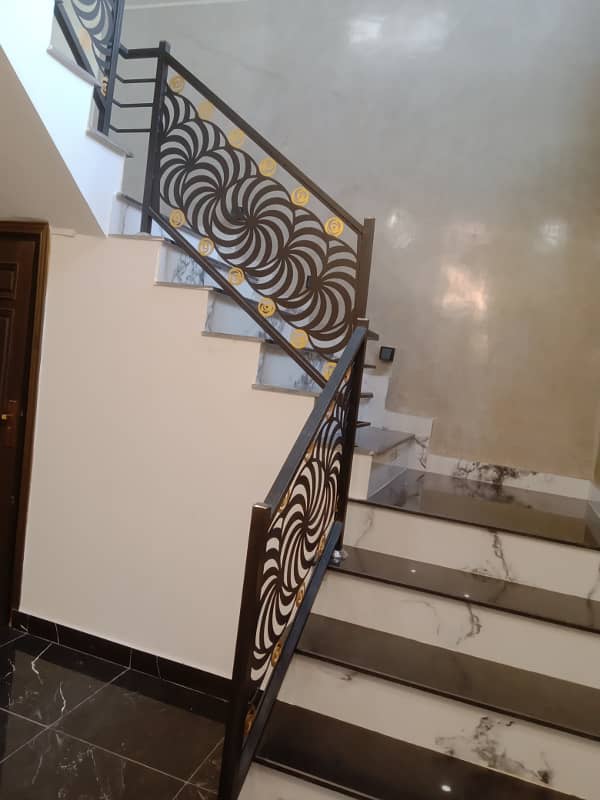 10 Marla House For Sale In Hussain Block Facing Park Bahria Town 14