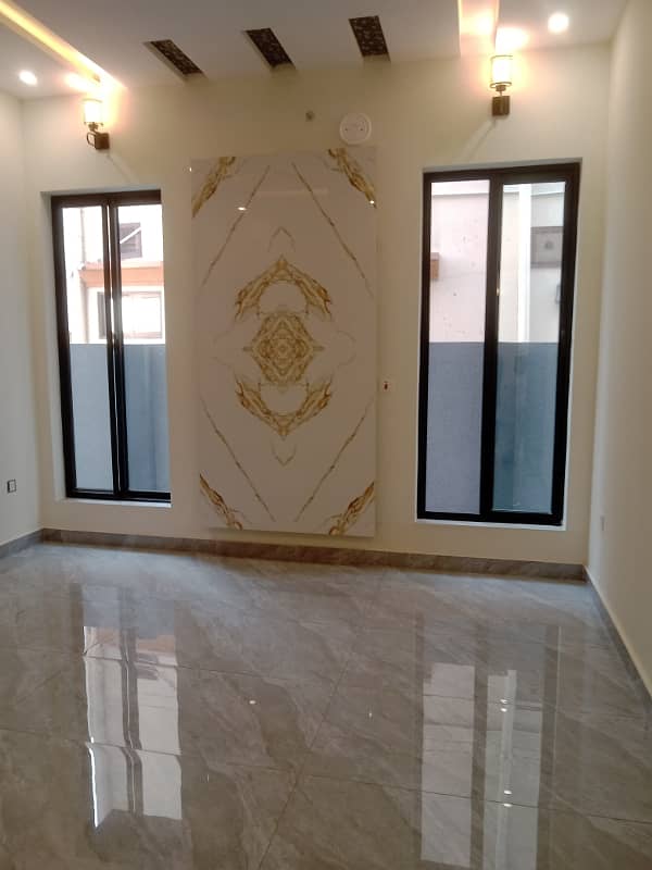 10 Marla House For Sale In Hussain Block Facing Park Bahria Town 19