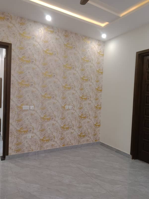 10 Marla House For Sale In Hussain Block Facing Park Bahria Town 24