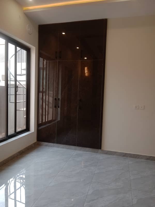 10 Marla House For Sale In Hussain Block Facing Park Bahria Town 26