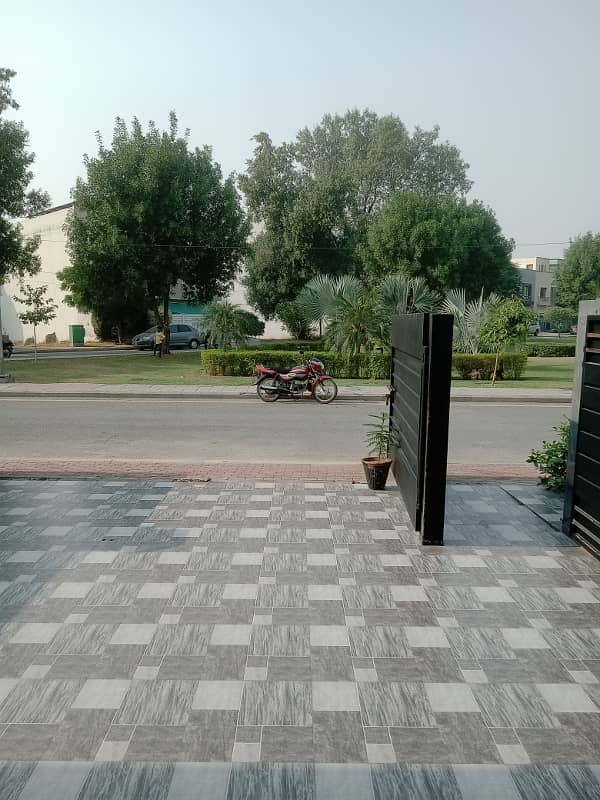 10 Marla House For Sale In Hussain Block Facing Park Bahria Town 30