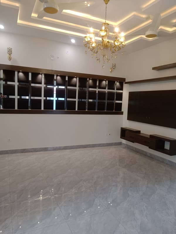 10 Marla House For Sale In Hussain Block Facing Park Bahria Town 37