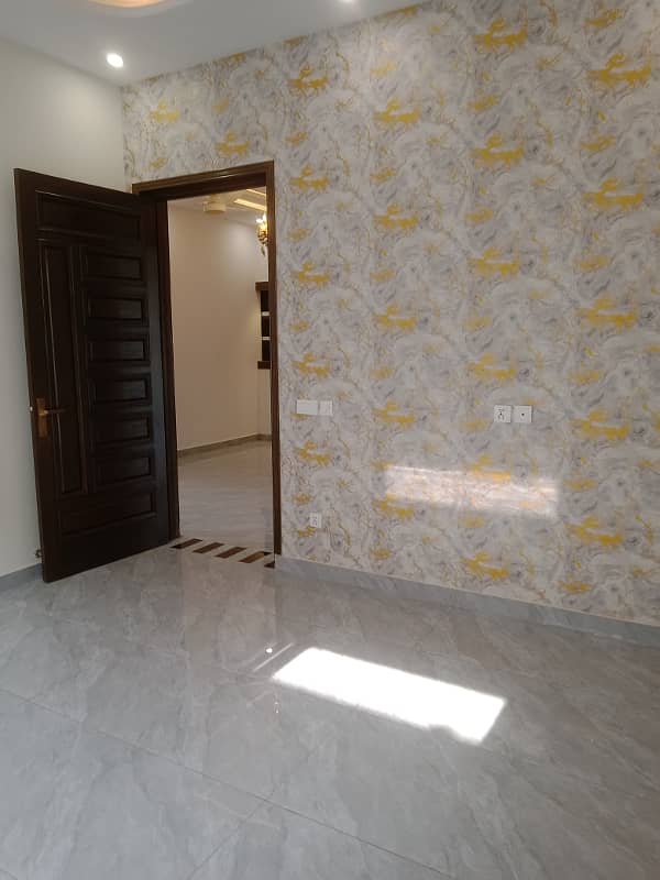 10 Marla House For Sale In Hussain Block Facing Park Bahria Town 42