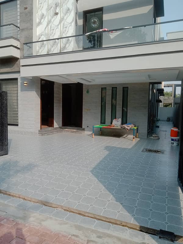 10 Marla Brand New House For Sale in Hussain block bahria Town Lahore 1