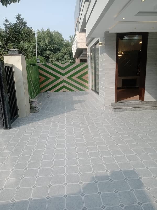 10 Marla Brand New House For Sale in Hussain block bahria Town Lahore 2