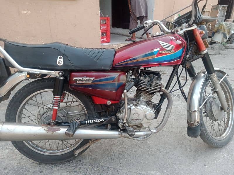 Honda 125 red good condition need money WhatsApp no 03/0/9/9017098 0