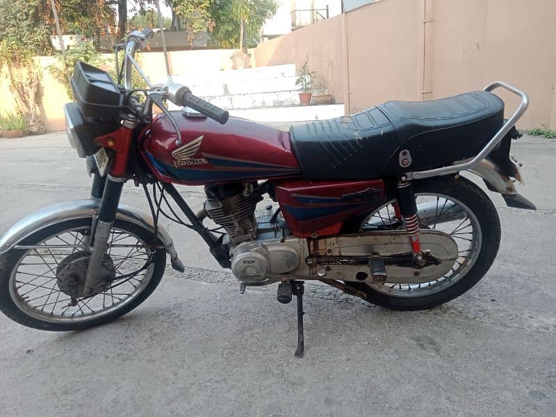 Honda 125 red good condition need money WhatsApp no 03/0/9/9017098 3