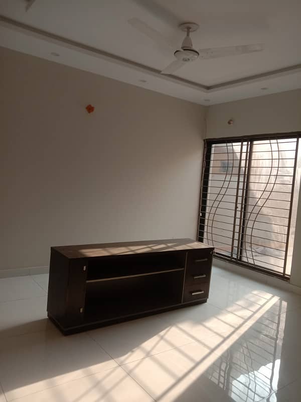 8 Marla house 4 bedroom tvl kichan near doctor hospital G1 market only for office 0