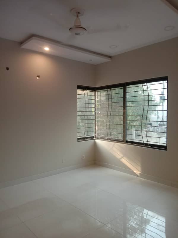 8 Marla house 4 bedroom tvl kichan near doctor hospital G1 market only for office 4