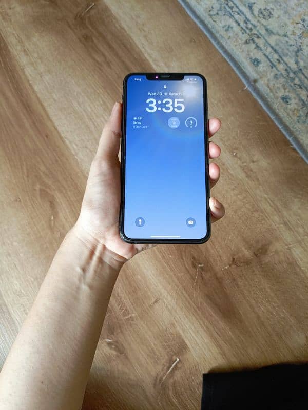 9/10 iphone 11 pro max 64gb PTA app 1