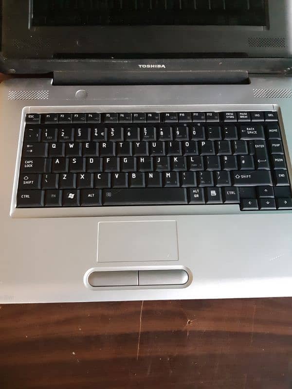 Toshiba  loptop AMD 3/ 4 GB RAM/128SSD 1