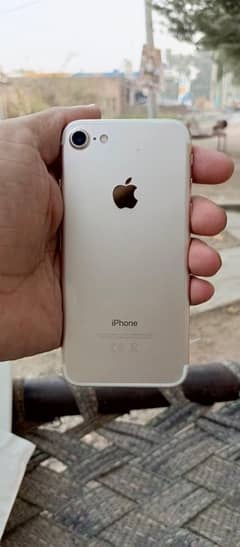 I phone7 bilkul saf set hai PTA prowd 128 gb  whatsap 0327/-8369/-590