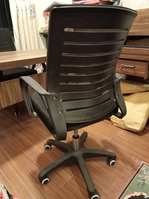 Office Chairs 3 chairs for Rs30,000 1