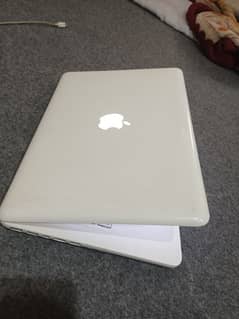 Apple MacBook,4Gb ram,320Gb hard,webcam, 2hrs betry time