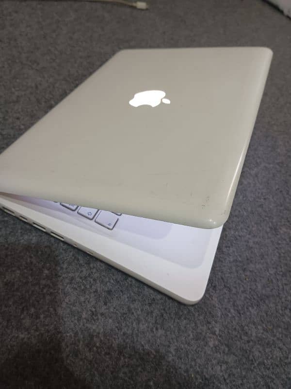 Apple MacBook,4Gb ram,320Gb hard,webcam, 2hrs betry time 1