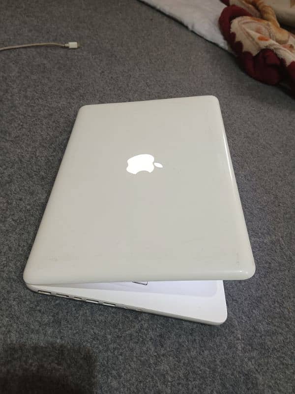 Apple MacBook,4Gb ram,320Gb hard,webcam, 2hrs betry time 2