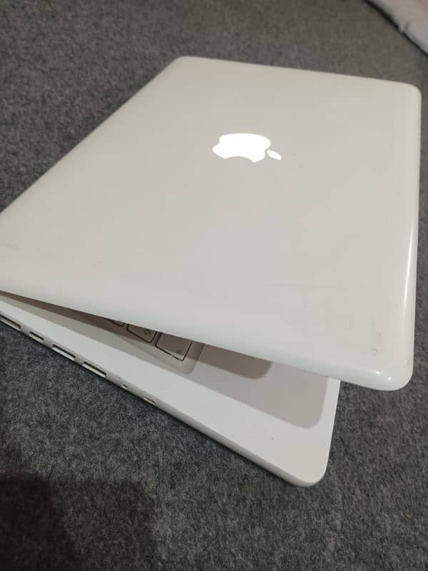 Apple MacBook,4Gb ram,320Gb hard,webcam, 2hrs betry time 3